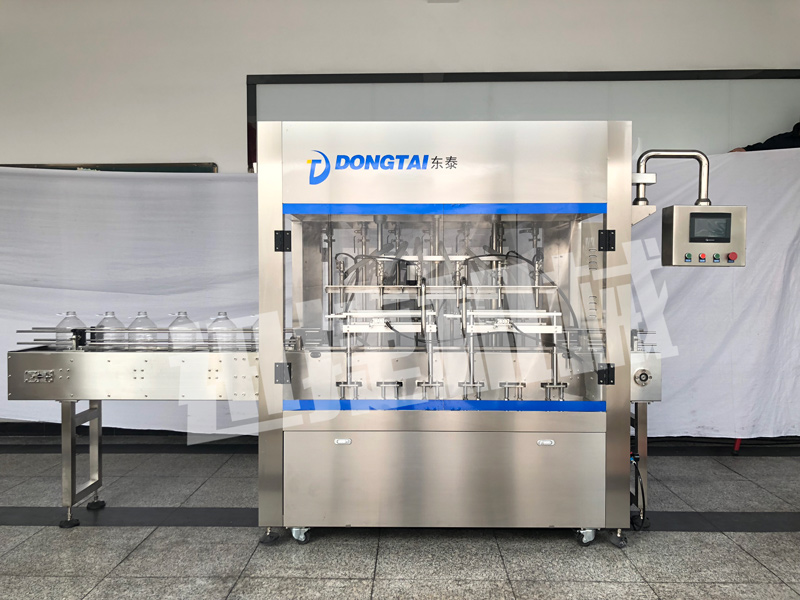 全自動稱重式潤滑灌裝機用更多優(yōu)秀成績推動商品在市場的發(fā)展